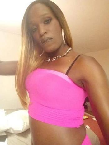 Hey its ts Paris the hottie am a hot trans girl rrady to party and play