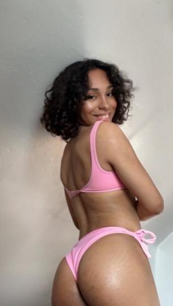 Lightskin Girl with bubble butt